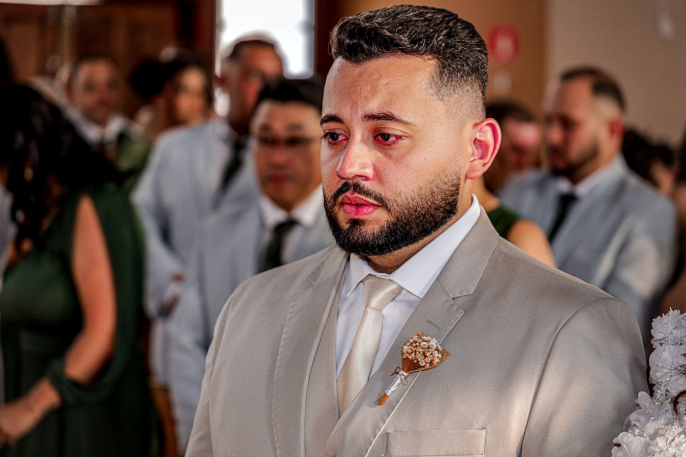 Casal durante festa de casamento